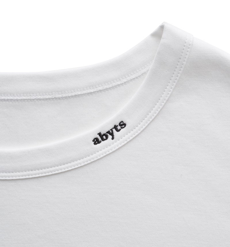 佐藤健 ABYTS NECK MINI LOGO T-SHIRT NAVY-